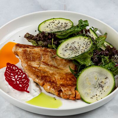 Стейк из индейки с легким салатом в Bambini bar по цене 1040 ₽