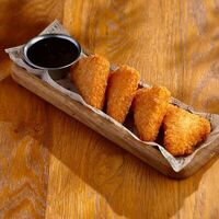 Жареный сыр чеддер с соусом из черной смородины в BBQ Beer Restaurant
