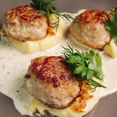Куринные биточки с пюре в Дом по цене 600 ₽