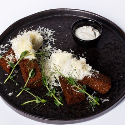 Гренки бородинские с укропным соусом в Уголь по цене 410 ₽