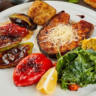 Стейк из семги на мангале с овощами в Щербет по цене 1861 ₽