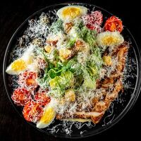 Салат с цыплёнком гриль и роменом в Clever Irish Pub