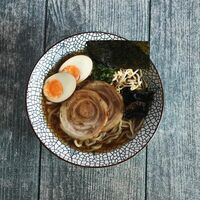 Сёю рамен со свининой в Is Ku Sushi Ramen Bar