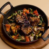 Томленая говядина с сезонными овощамив Fatto a mano