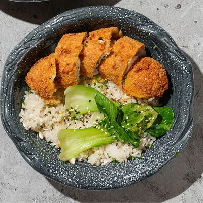 Тонкацу со свининой и курицей в Hiro izakaya по цене 545 ₽