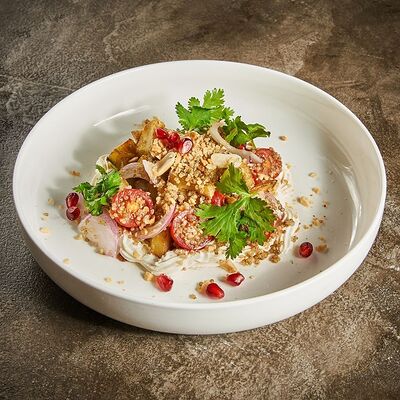 Салат из баклажанов и томатов с киноа и сырным муссом в Гранат по цене 590 ₽