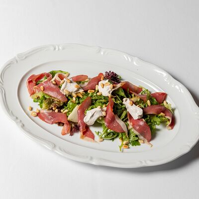 Салат из утиной грудки с грушей и инжиром в Bistrot по цене 1300 ₽