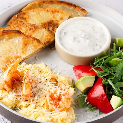 Скрембл с креветками и сырной лепешкой в Близкие по цене 480 ₽