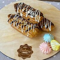 Эклер в шоколадной глазури в Bakery