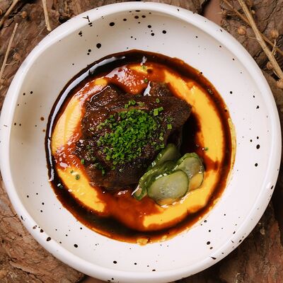 Томленая телячья щека с нутом и соусом неаполитано в Zanzibar по цене 1590 ₽