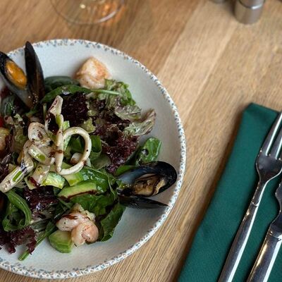 Теплый салат с морепродуктами в DVOR гриль-бистро по цене 820 ₽