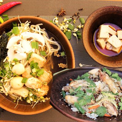 Комбо Курица в АрисА - лавка азиатской еды по цене 820 ₽