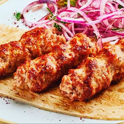 Люля-кебаб из свинины с соусом свит чили в Шашлычный Мир по цене 620 ₽