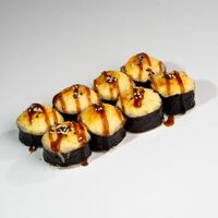 Запечённый ролл с помидором, сыром, зелёным луком и соусом унаги в ЁБИСАН