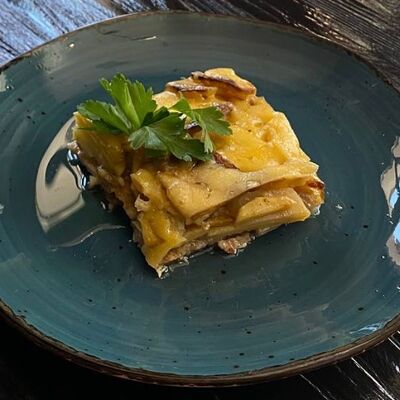 Мясо, запеченное с картофелем, майонезом, луком и сыром в Длинный нос по цене 380 ₽