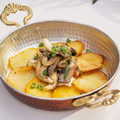 Жареный картофель с вешенками в Brasserie Lambic по цене 690 ₽