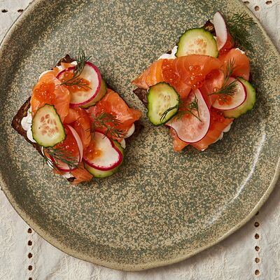 Бутерброды с копчёным лососем, красной икрой и сливочным сыромв Банщики по цене 980 ₽