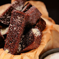 Хрустящие гренки с чесночным соусом в Рестобар Литера