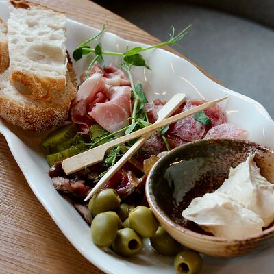 Сет мясных деликатесов в Хюгге Сырный ресторан по цене 1200 ₽