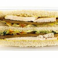 Сэндвич с курочкой карри и овощами в CoffeeFact