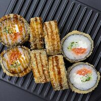 Горячий ролл с лососем в Моремания Food