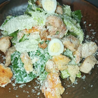 Цезарь с курицей в Bistro 113 по цене 490 ₽