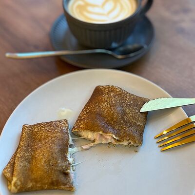 Блин с сыром и ветчиной в Lunabakery по цене 189 ₽