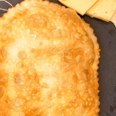 Чебурек с сыром в Крымско-татарские чебуреки и шаурма по цене 165 ₽