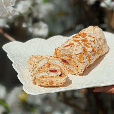 Рулет меренговый Клубника в Кондитерская Виолет по цене 639 ₽