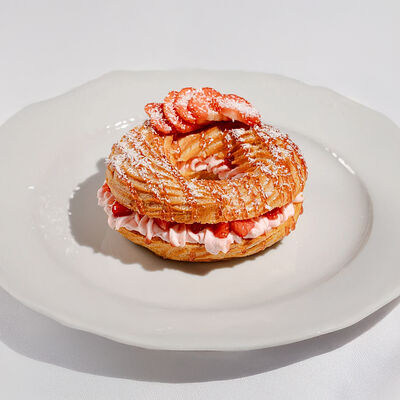 Заварное кольцо с клубникой и сливочным кремом в Магадан по цене 540 ₽