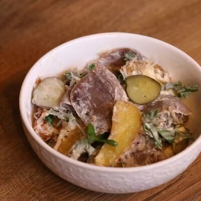 Теплый салат с телячьим языком в Bella Strada по цене 890 ₽