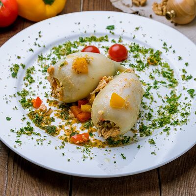 Тушки кальмаров, фаршированные морепродуктами, семгой и рисом в Грузинский ресторан - Кинзадза по цене 900 ₽