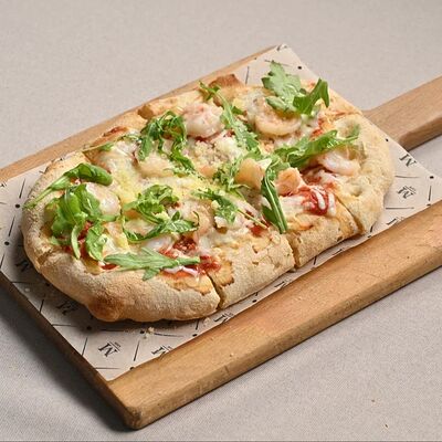 Римская пицца с креветками и руколой в Massimo по цене 930 ₽