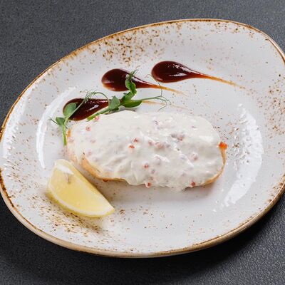 Стейк из семги в сливочно-икорном соусе в Акватория по цене 965 ₽