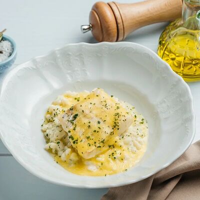 Треска с ризотто из цветной капусты с соусом Беарнез в Lucia osteria по цене 1360 ₽
