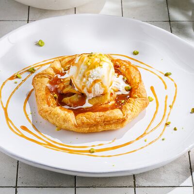 Яблочный пирог с мороженым и соленой карамелью в ЛарисуВаннуХочу по цене 530