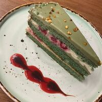 Торт фисташовый с малиной в Daddy's Cafe