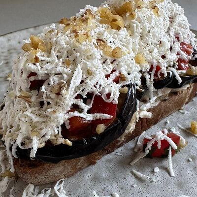 Сэндвич с баклажаном и индейкой на темном хлебе в Кафе Slasty Store по цене 710 ₽