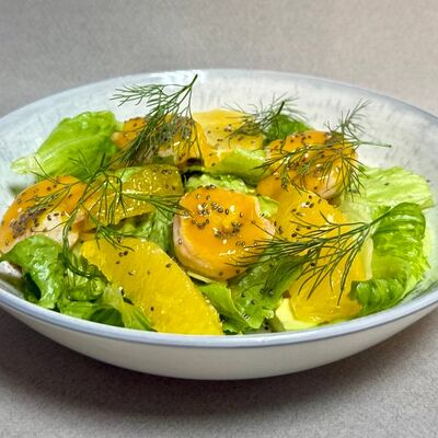 Салат с креветками и соусом манго в Оазис кафе по цене 650 ₽