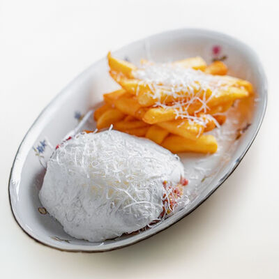 Тартар из говядины с пармезаном и картофелем фри в Ava bistro по цене 1050 ₽