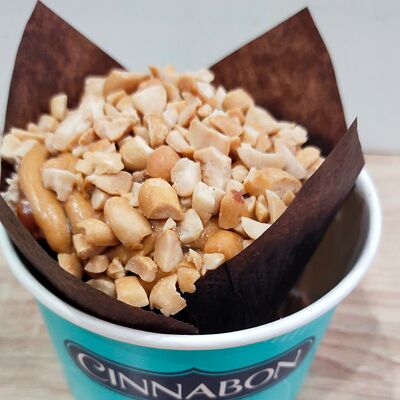 Микс ролл Арахис с карамельюв Синнабон по цене 405 ₽