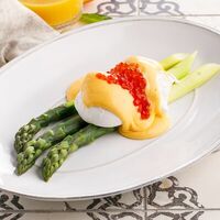 Спаржа Бенедикт с красной икрой в Маймун