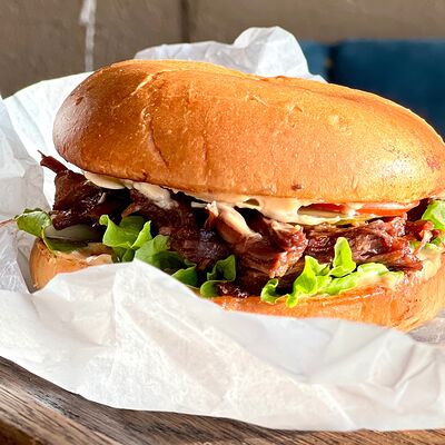 Бургер с рваной говядинойв Кокороко по цене 650 ₽