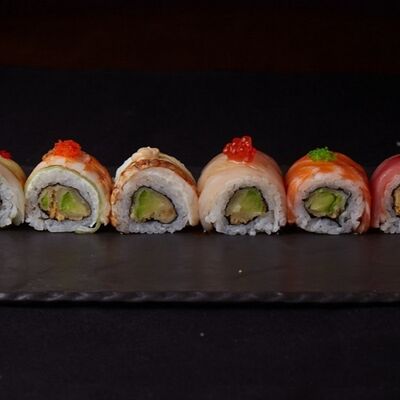 Ролл Ассорти с жаренным авокадо в Кабуки по цене 590