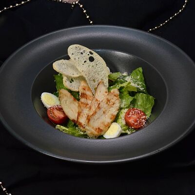 Салат Цезарь с куриной грудкойв Правда по цене 600 ₽