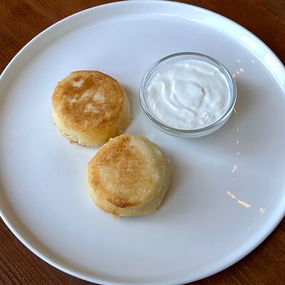 Сырники со сметанойв Мокко по цене 350 ₽