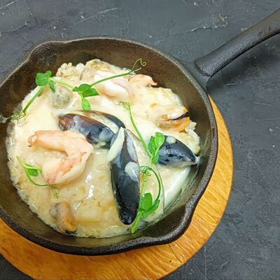 Сковорода с морепродуктами и бурым рисом в Friday по цене 720 ₽