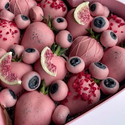 Клубника в шоколаде в виде сердцав Klubnika chocolate по цене 4500 ₽