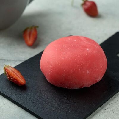 Моти чизкейк с клубникой в De Paris БИСТРО по цене 549 ₽