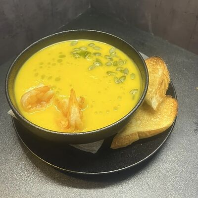 Тыквенный крем-суп с креветкойв Лось Лосось по цене 650 ₽